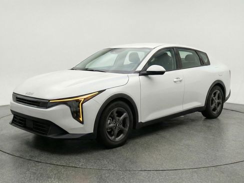 Used 2025 Kia K4 FWD image 3