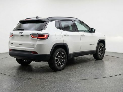 Used 2025 Jeep Compass Trailhawk image 7