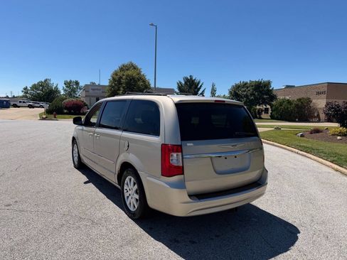 Used 2012 Chrysler Town & Country Touring w/ Entertainment Group #1 FWD image 3