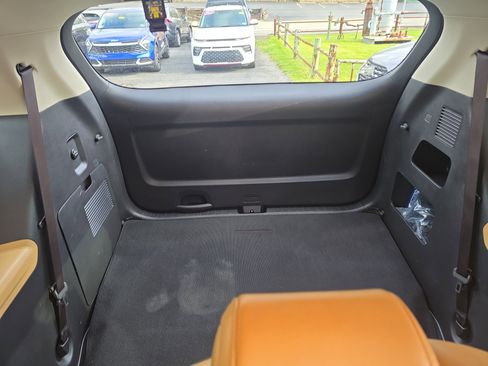 Used 2024 Kia Carnival LX FWD image 26