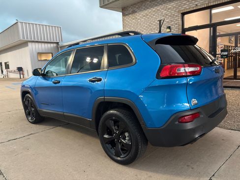 Used 2017 Jeep Cherokee Sport FWD image 7