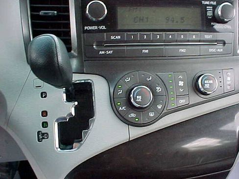 Used 2011 Toyota Sienna w/ Towing Pkg FWD image 26
