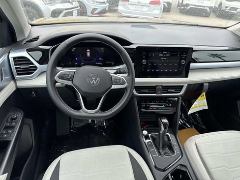 New 2026 Volkswagen Taos SE FWD image 7