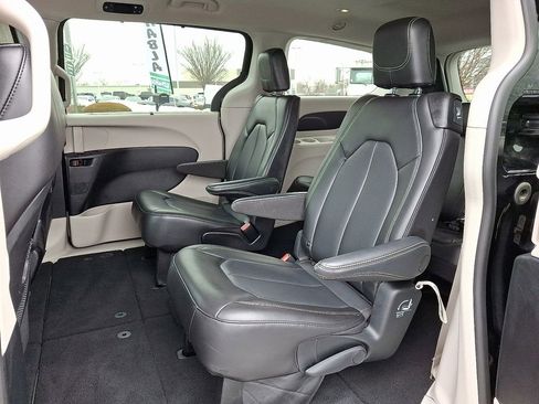 Used 2023 Chrysler Pacifica Touring-L image 11