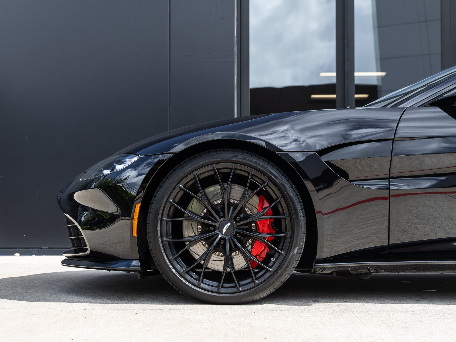 Used 2023 Aston Martin V8 Vantage Coupe RWD image 11