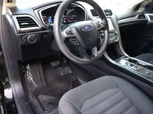 Used 2017 Ford Fusion SE w/ Fusion SE Technology Package FWD image 18