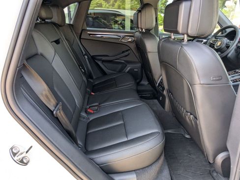Certified 2025 Porsche Macan AWD/4WD image 24