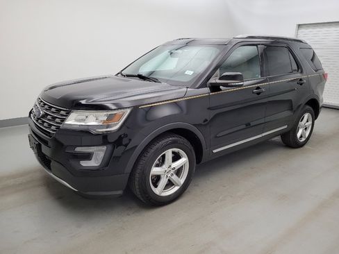 Used 2017 Ford Explorer XLT w/ Equipment Group 202A AWD/4WD image 2