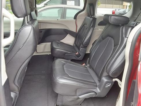 Used 2024 Chrysler Pacifica Touring-L FWD image 12