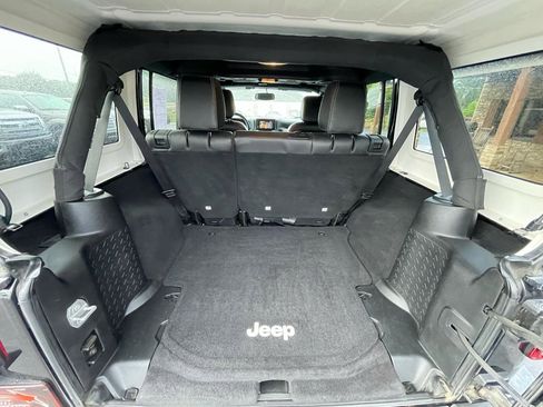 Used 2015 Jeep Wrangler Unlimited Sahara w/ Connectivity Group AWD/4WD image 13