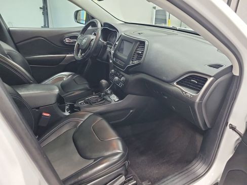 Used 2019 Jeep Cherokee Latitude Plus w/ Comfort/Convenience Group AWD/4WD image 18