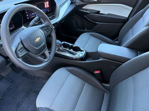 Used 2025 Chevrolet Trax LT FWD image 7