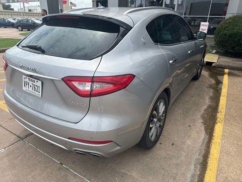 Used 2017 Maserati Levante w/ Luxury Package AWD/4WD image 2
