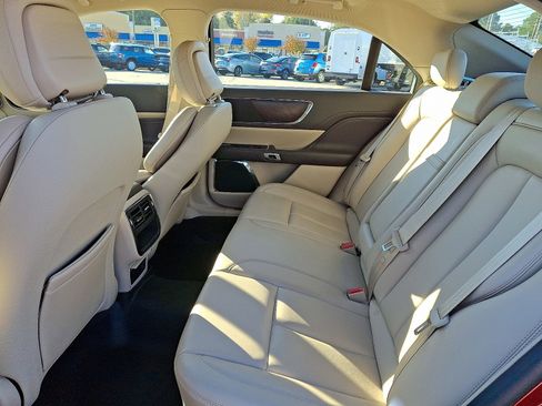Used 2019 Lincoln Continental Premiere image 10