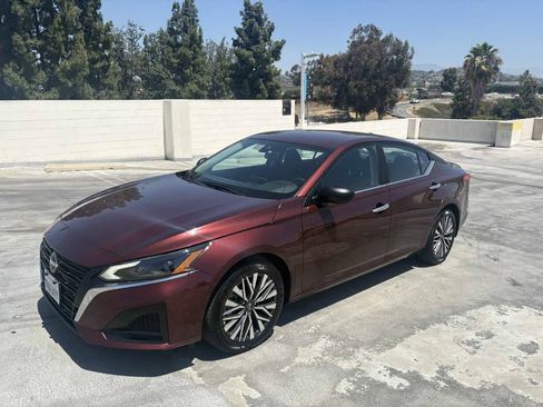 Used 2025 Nissan Altima 2.5 SV FWD image 3