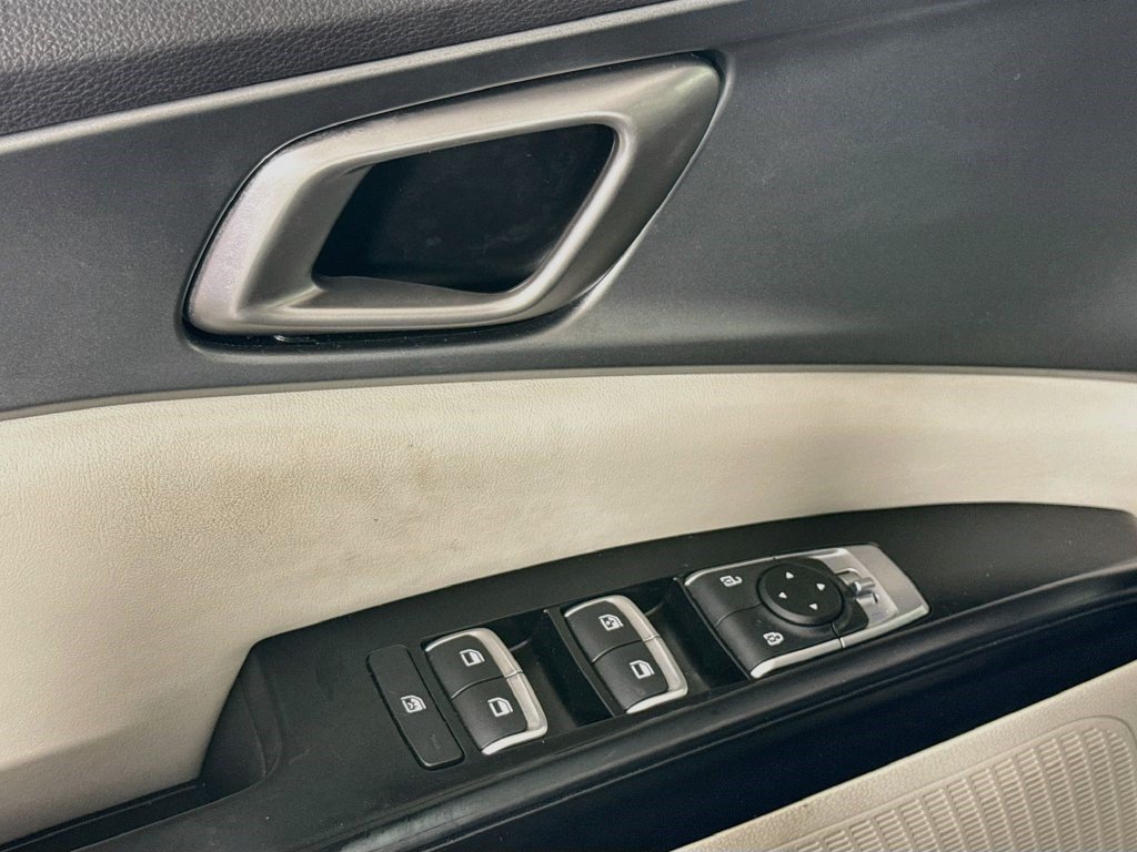 Used 2024 Kia Carnival LX FWD image 23