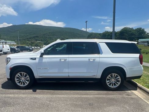 Used 2023 GMC Yukon XL SLT AWD/4WD image 2