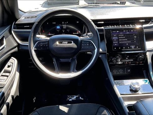 Used 2024 Jeep Grand Cherokee Altitude AWD/4WD image 5
