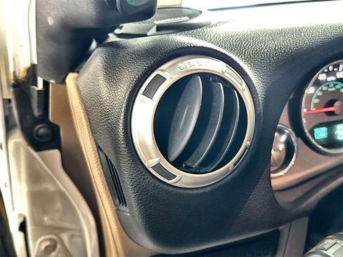 Used 2015 Jeep Wrangler Unlimited Rubicon w/ Dual Top Group image 15