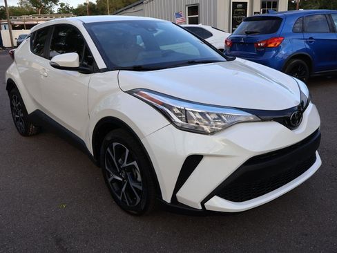 Used 2021 Toyota C-HR XLE image 3
