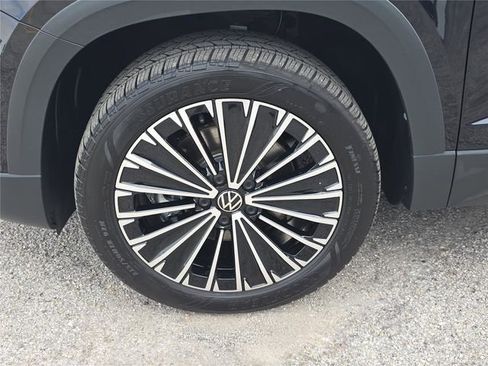 Used 2025 Volkswagen Taos SE image 8