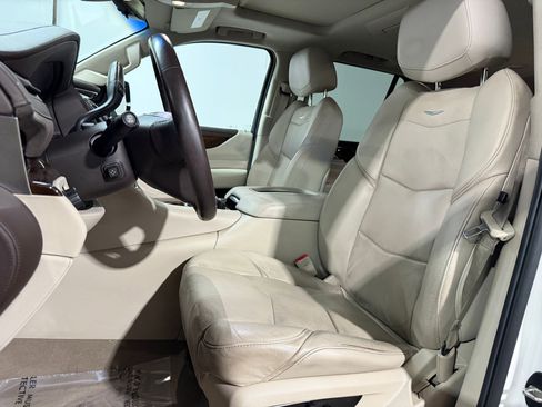 Used 2017 Cadillac Escalade Premium Luxury RWD image 5