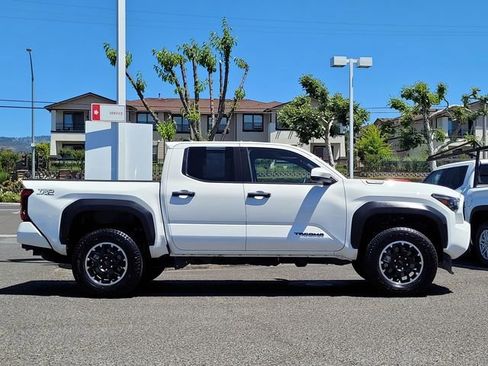 Certified 2025 Toyota Tacoma TRD Off-Road AWD/4WD image 5