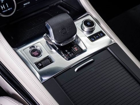 Used 2021 Jaguar F-PACE SVR image 26