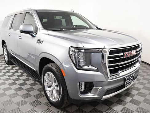 Used 2023 GMC Yukon XL SLT w/ SLT Premium Package image 9