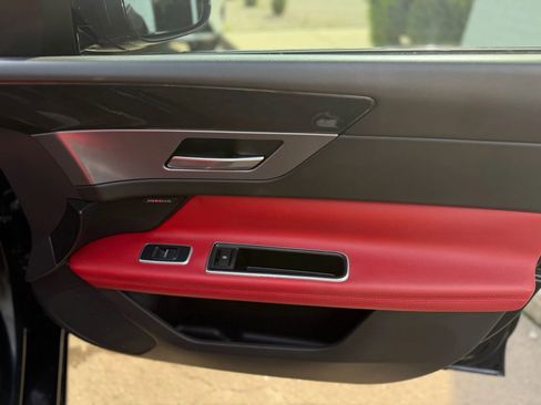 Used 2017 Jaguar XF R-Sport image 8