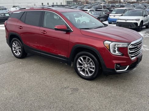 Used 2024 GMC Terrain SLT w/ Infotainment Package II image 2