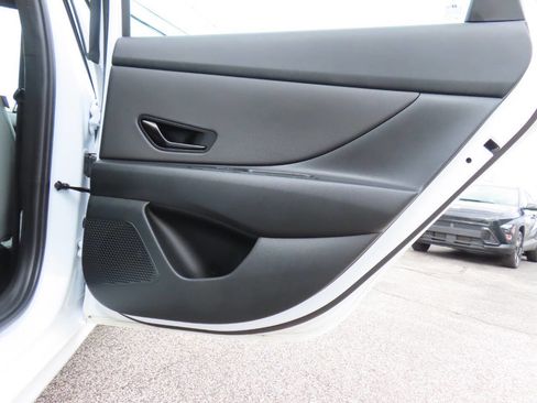 Used 2025 Hyundai Elantra Limited image 35