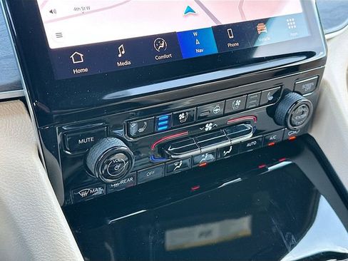 Used 2024 Jeep Grand Cherokee L Limited w/ Luxury Tech Group II image 16