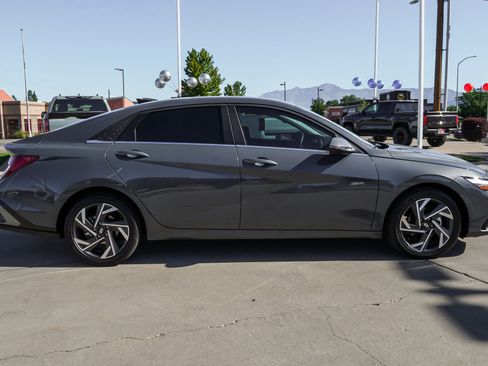 Used 2025 Hyundai Elantra Limited FWD image 9