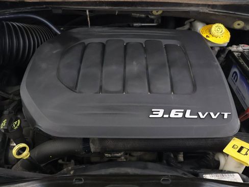 Used 2016 Chrysler Town & Country Touring-L image 30