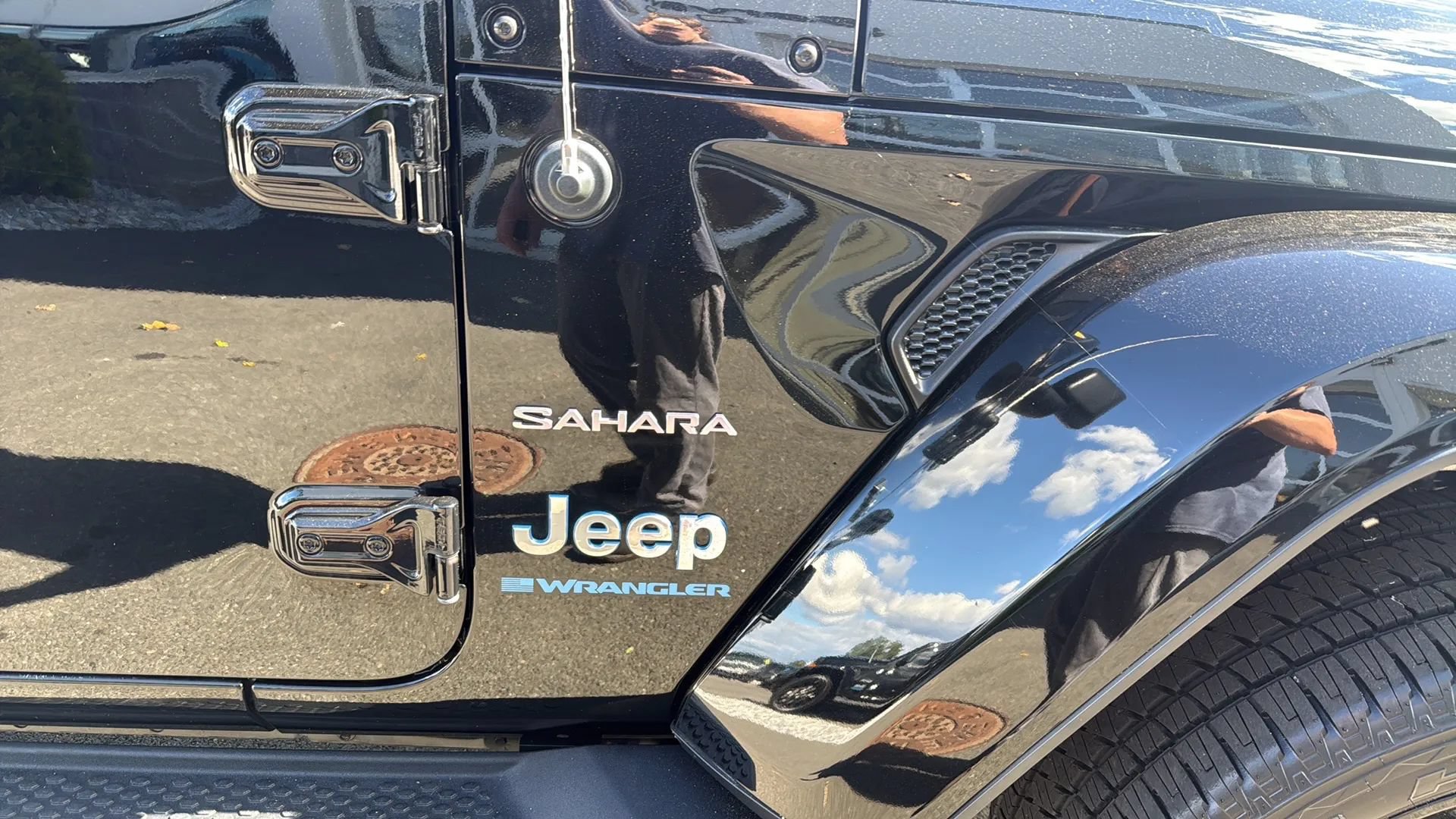 Used 2023 Jeep Wrangler Unlimited Sahara w/ Cold Weather Group AWD/4WD image 26