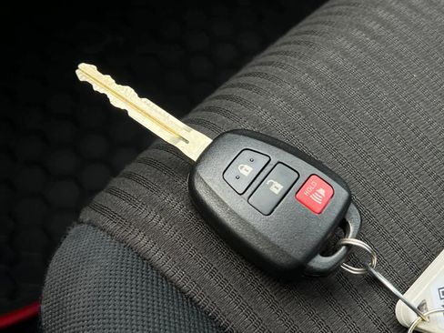 Used 2017 Toyota RAV4 LE FWD image 27