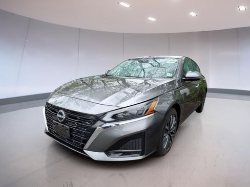 Used 2023 Nissan Altima 2.5 SV w/ SV Premium Package AWD/4WD image 2