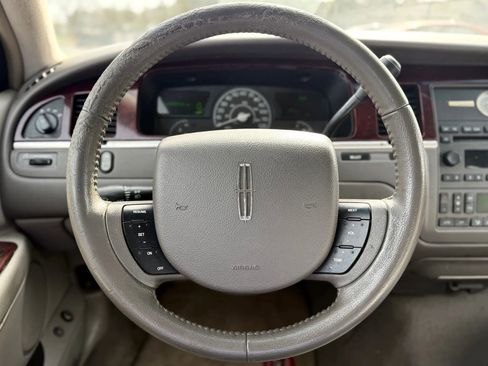 Used 2005 Lincoln Town Car Signature image 24
