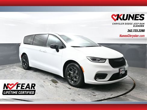 Used 2024 Chrysler Pacifica Select image 1