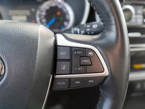 Used 2024 Toyota Highlander XLE image 31