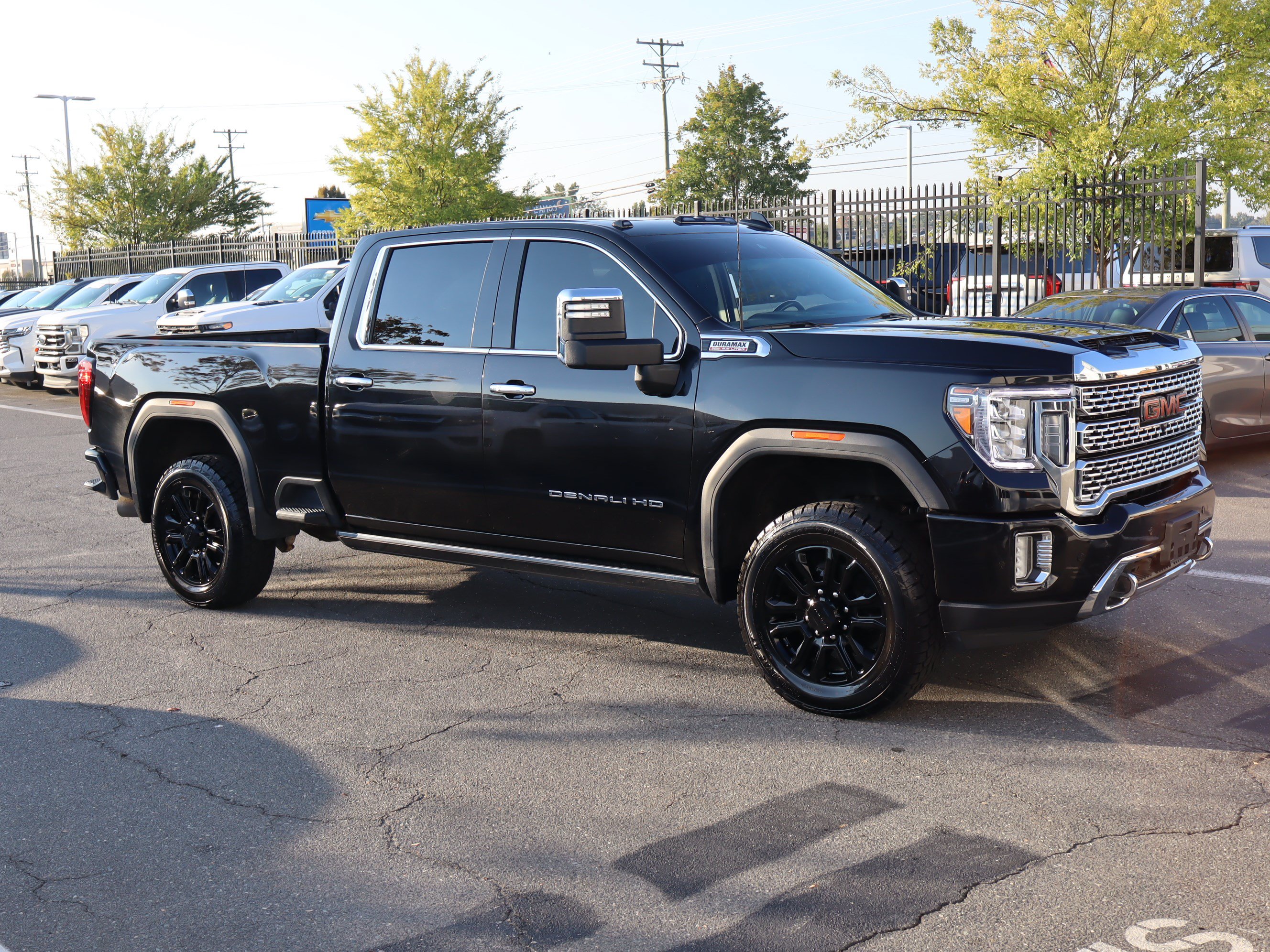 Used 2023 GMC Sierra 2500 Denali w/ Denali Black Diamond Edition AWD/4WD image 2