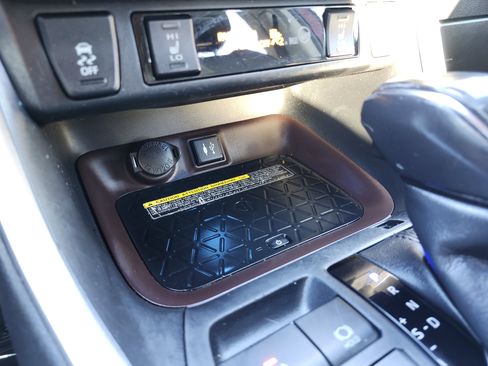 Used 2019 Toyota RAV4 Limited w/ Advanced Technology Package FWD image 11