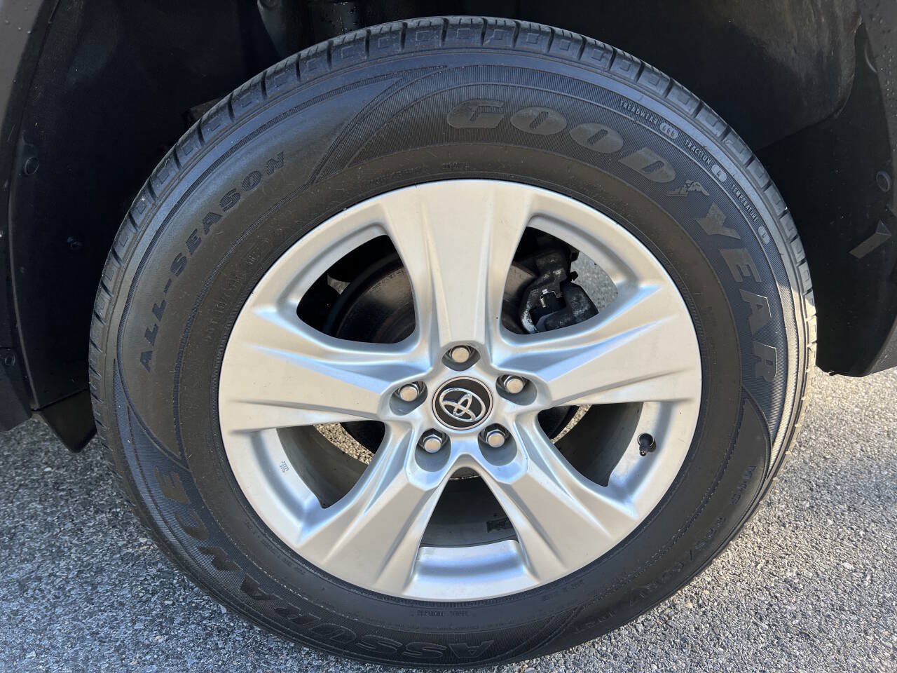 Used 2021 Toyota RAV4 XLE AWD/4WD image 22