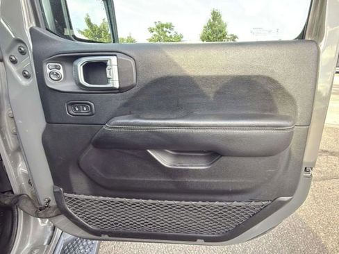 Used 2018 Jeep Wrangler Unlimited Sahara image 16