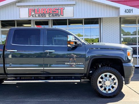 Used 2018 GMC Sierra 2500 Denali w/ Duramax Plus Package AWD/4WD image 12