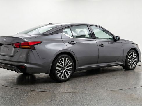 Used 2025 Nissan Altima 2.5 SV FWD image 9