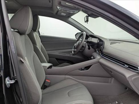 Used 2025 Hyundai Elantra SEL FWD image 21