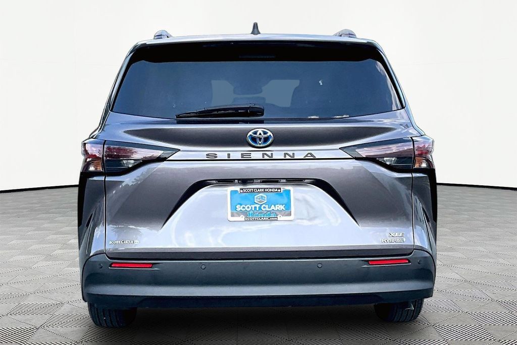 Used 2024 Toyota Sienna XLE w/ XLE Plus Package FWD image 7