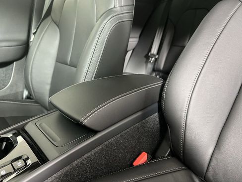 Certified 2025 Volvo XC40 B5 Plus w/ Protection Package Premier image 25